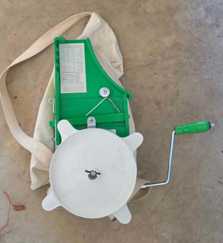 Plantmates handheld spreader - handheld,
